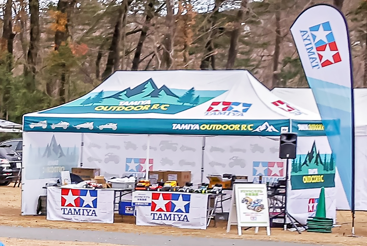 イージーアップテントデラックス（3×6m）3方幕をブースにしている様子