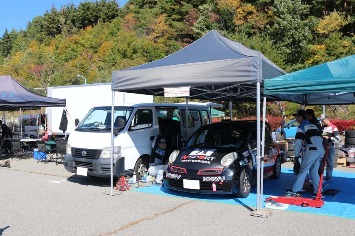 イージーアップテントエンデバー（3×6m）のテント内に車を停めて整備中