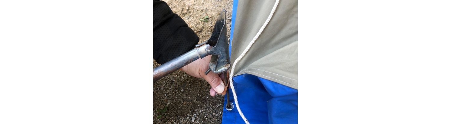 ワンタッチテントはペグ(杭)で風対策を