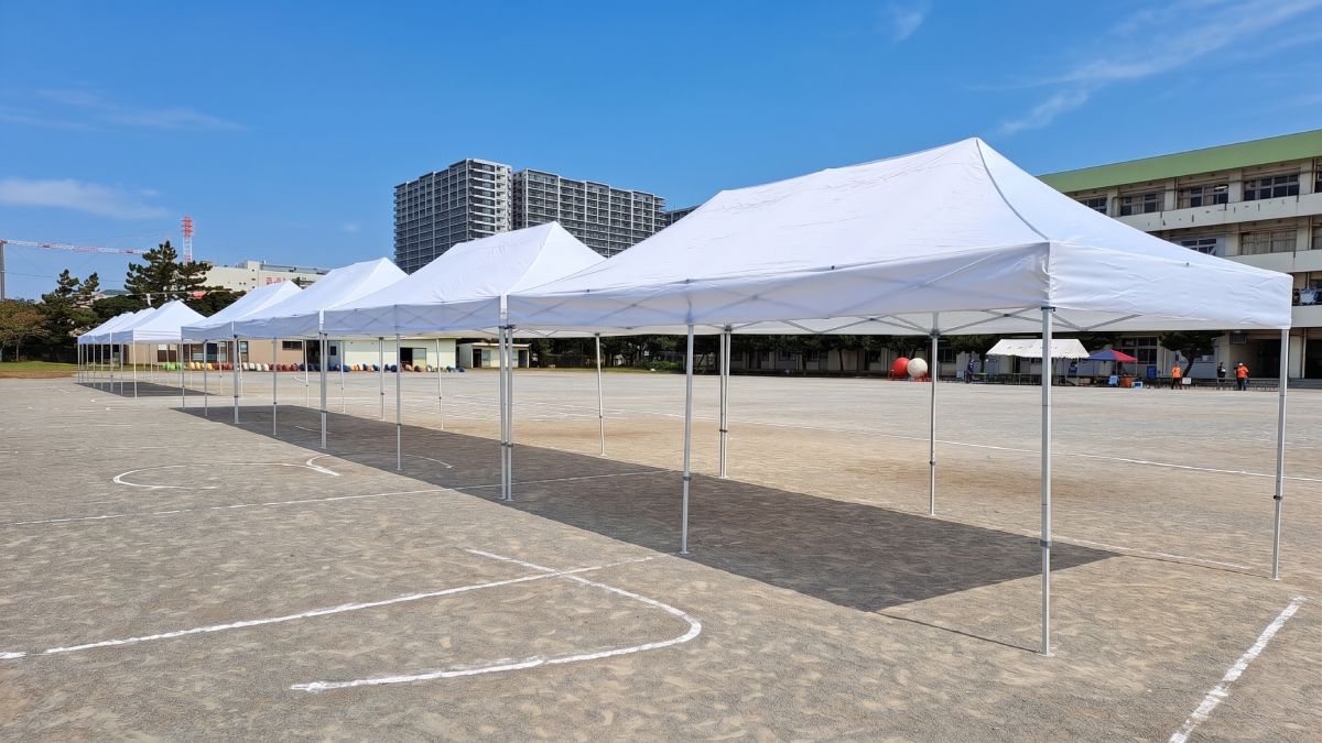 学校の運動場に複数設置されている大型ワンタッチテント（3m×6m）